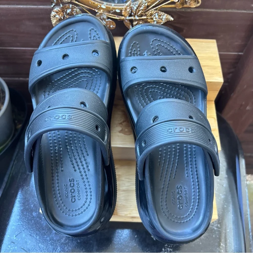 Crocs Classic Mega Crush Sandals.women’s